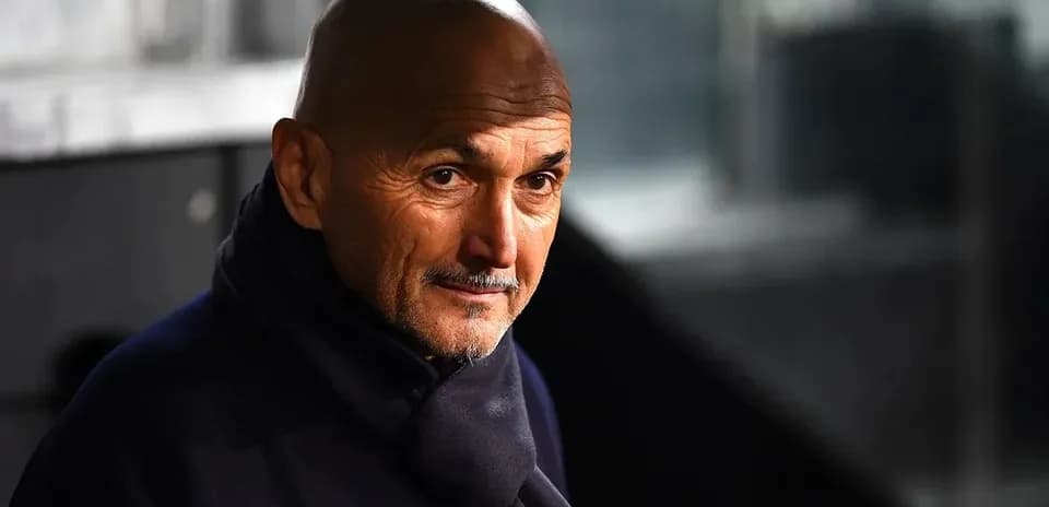 Entrenador observando desde el banquillo durante el partido