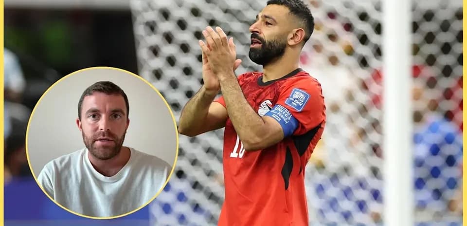 Jugador egipcio aplaudiendo en el campo de fútbol