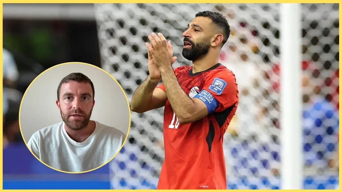 Jugador egipcio aplaudiendo en el campo de fútbol