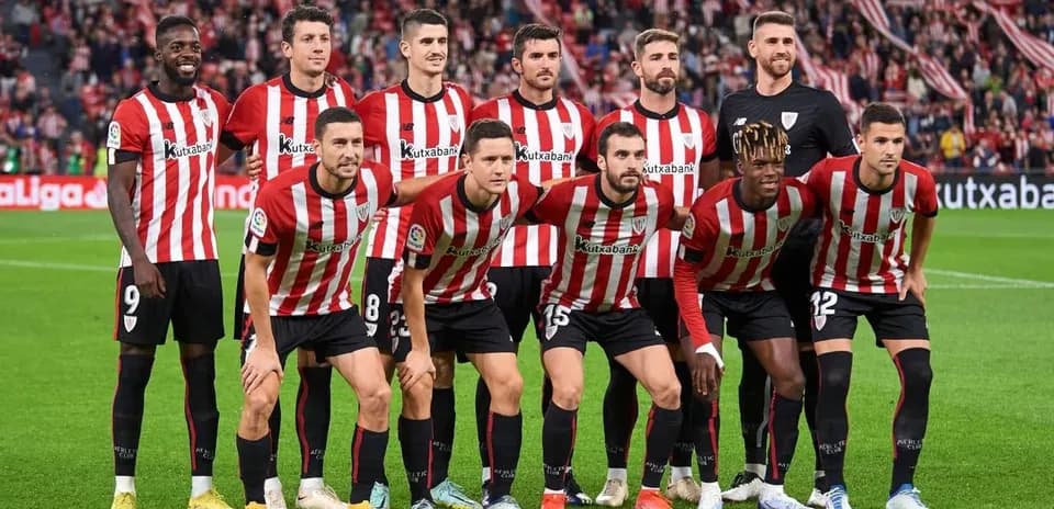 Jugadores del Athletic Club en alineación previa al partido