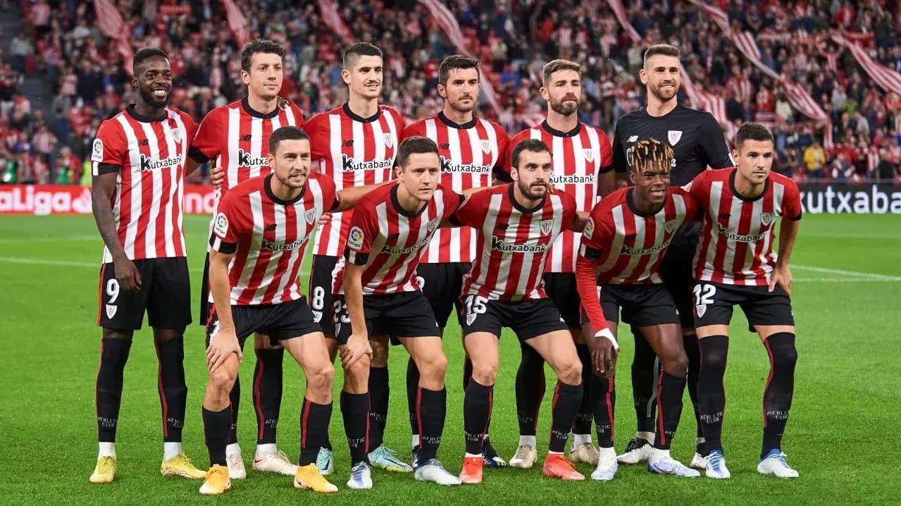 Jugadores del Athletic Club en alineación previa al partido