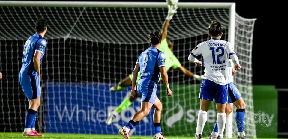 Portero realizando una parada durante un partido de fútbol