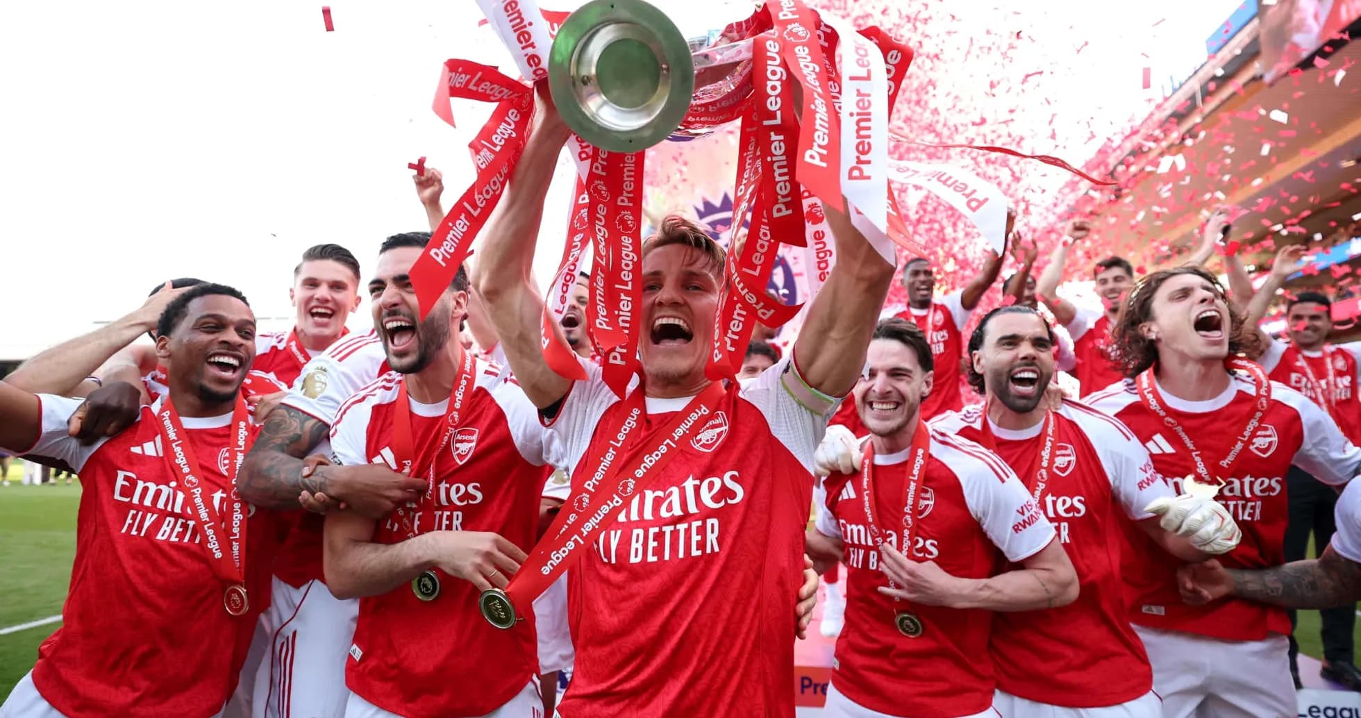 Jugadores de Arsenal celebrando con trofeo de Premier League