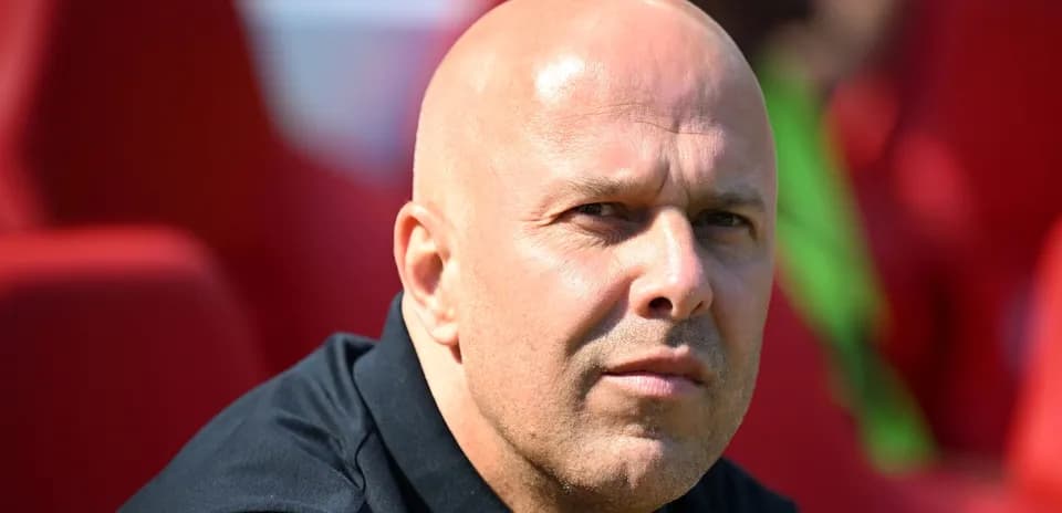 Entrenador observando desde el banquillo del estadio