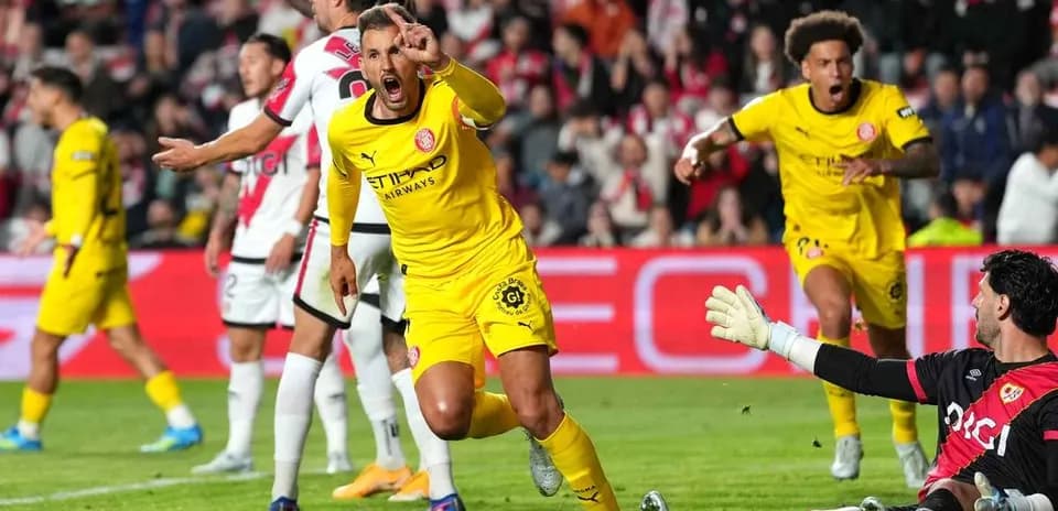 Jugador celebrando gol con compañeros en el campo