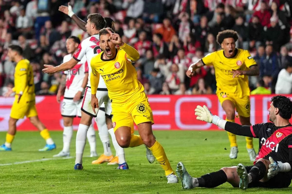 Jugador celebrando gol con compañeros en el campo