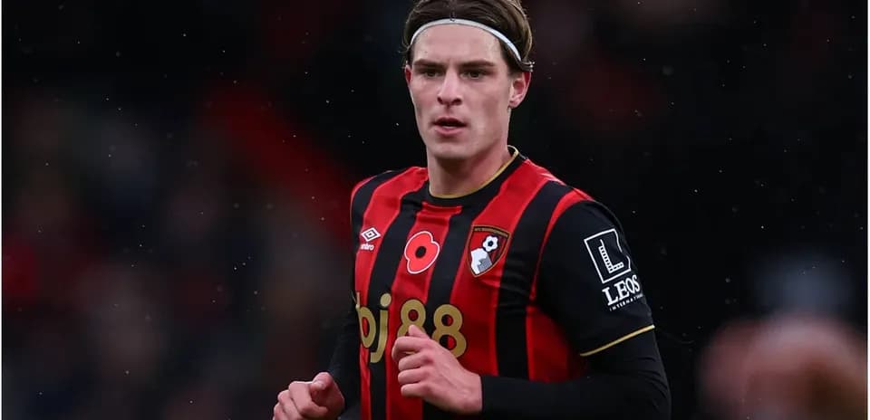 Jugador de AFC Bournemouth en uniforme rojo y negro