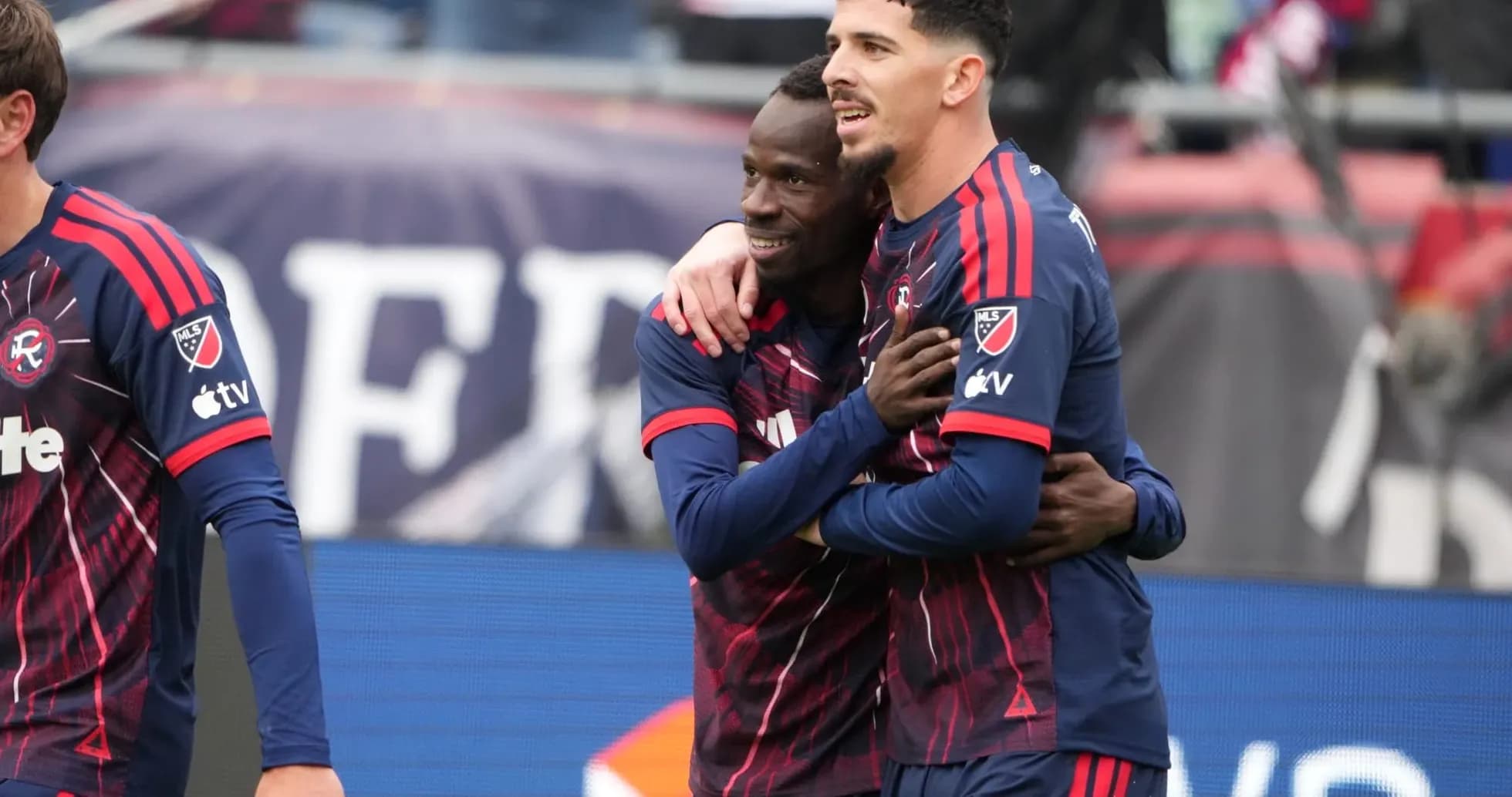 Jugadores celebrando un gol en el partido
