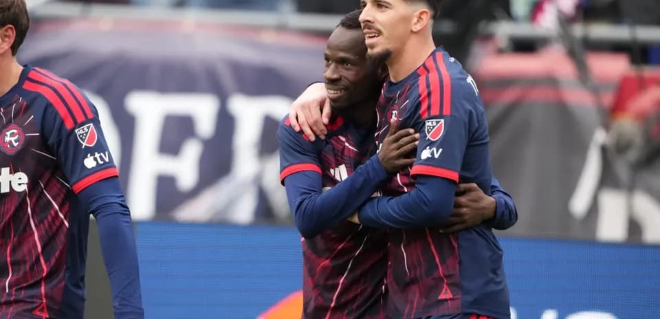 Jugadores celebrando un gol en el partido