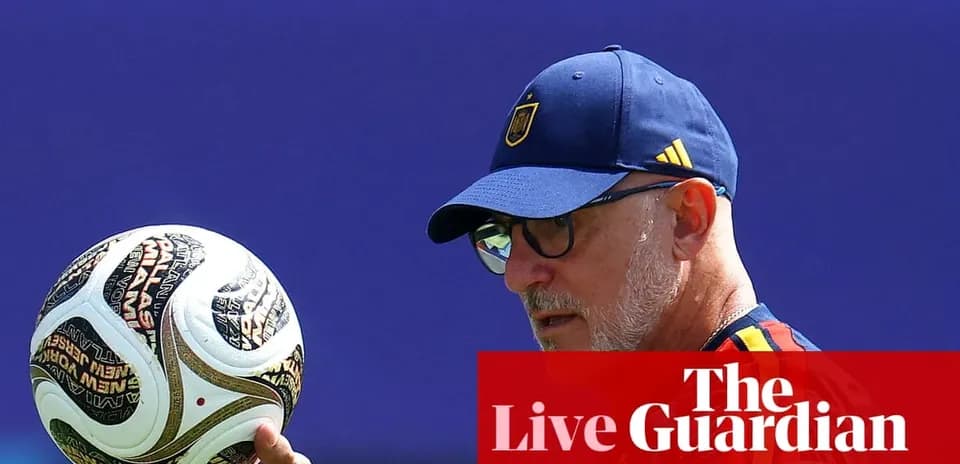 Entrenador sosteniendo un balón de fútbol durante entrenamiento