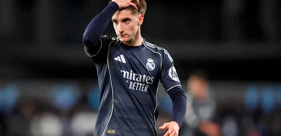 Jugador de Real Madrid con la mano en la cabeza