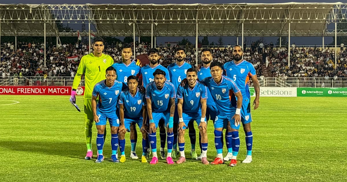 Equipo de fútbol posando antes del partido amistoso