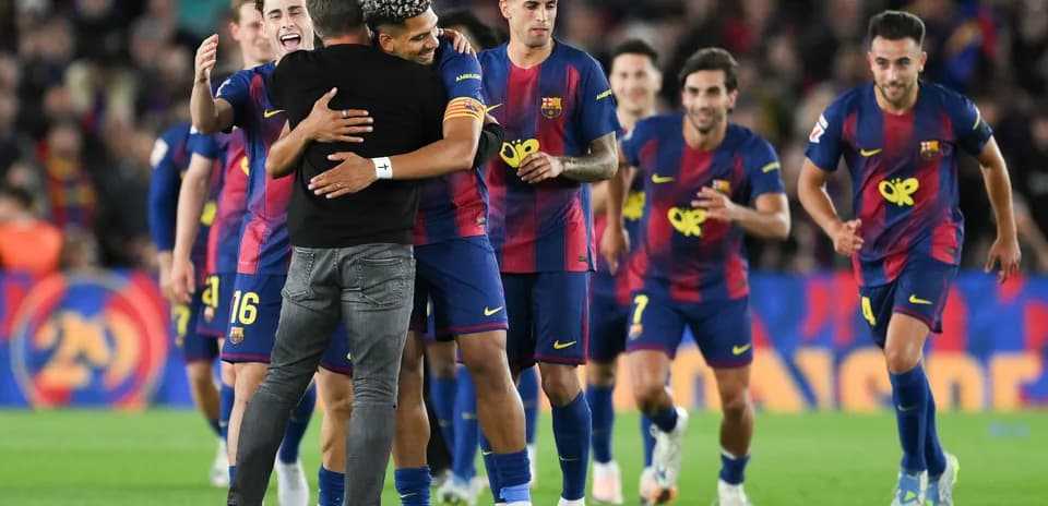 Jugadores del Barcelona celebrando una victoria en el campo