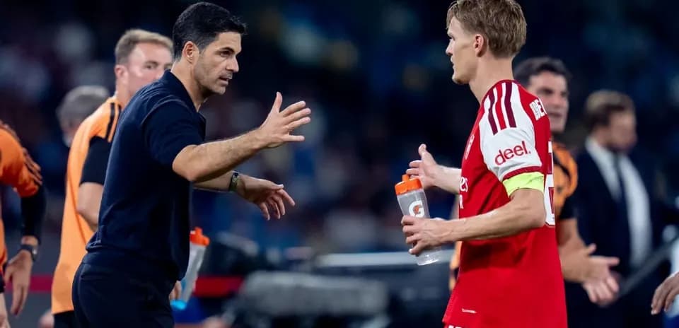 Entrenador hablando con jugador durante el partido