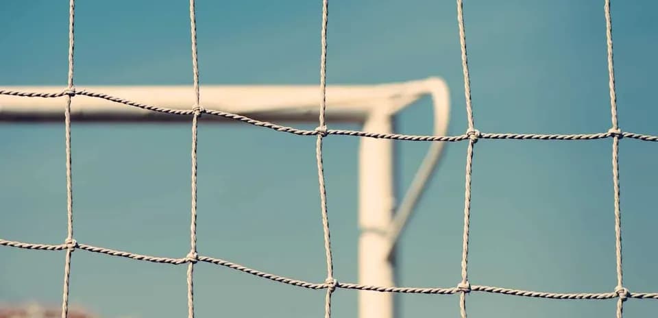 Red de gol con fondo azul y portería visible