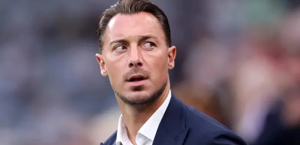 Entrenador observando el partido desde la línea lateral