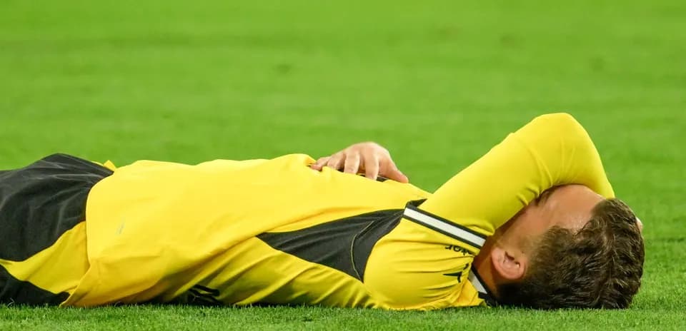 Jugador en el suelo tras una caída en el campo