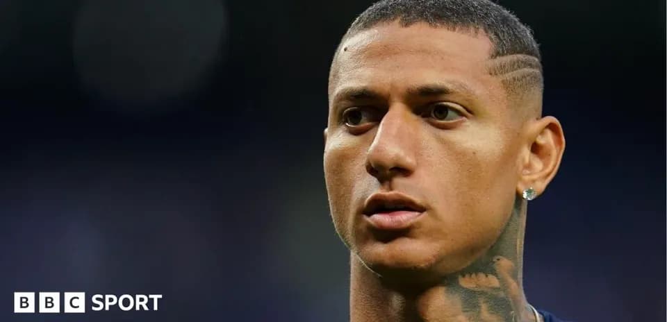 Jugador de fútbol posando en el campo