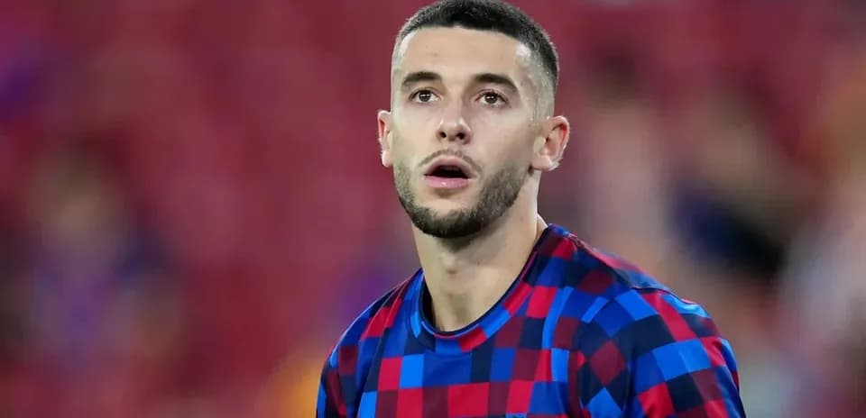 Jugador de Barcelona mirando hacia el campo