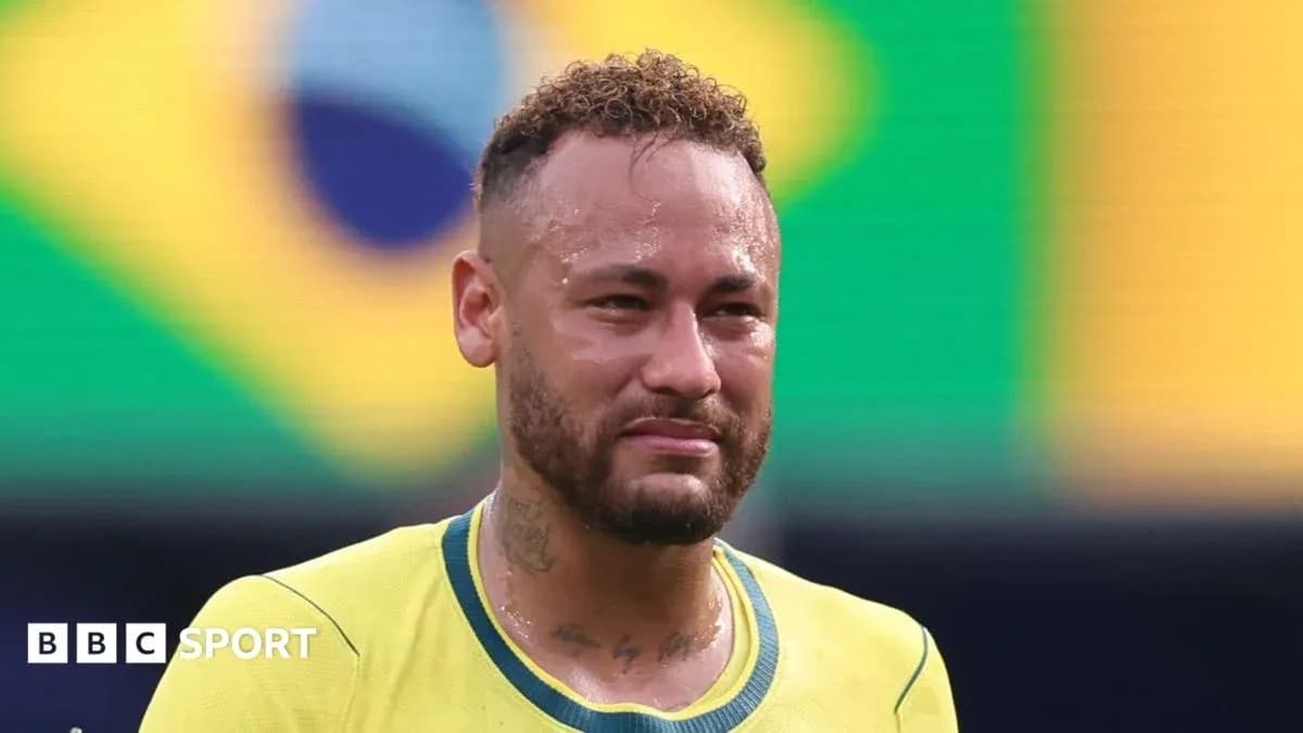 Neymar con camiseta amarilla de Brasil en el campo