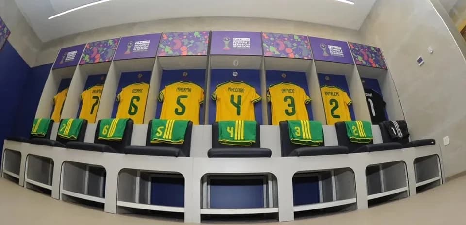 Camisetas y pantalones en vestuario de equipo