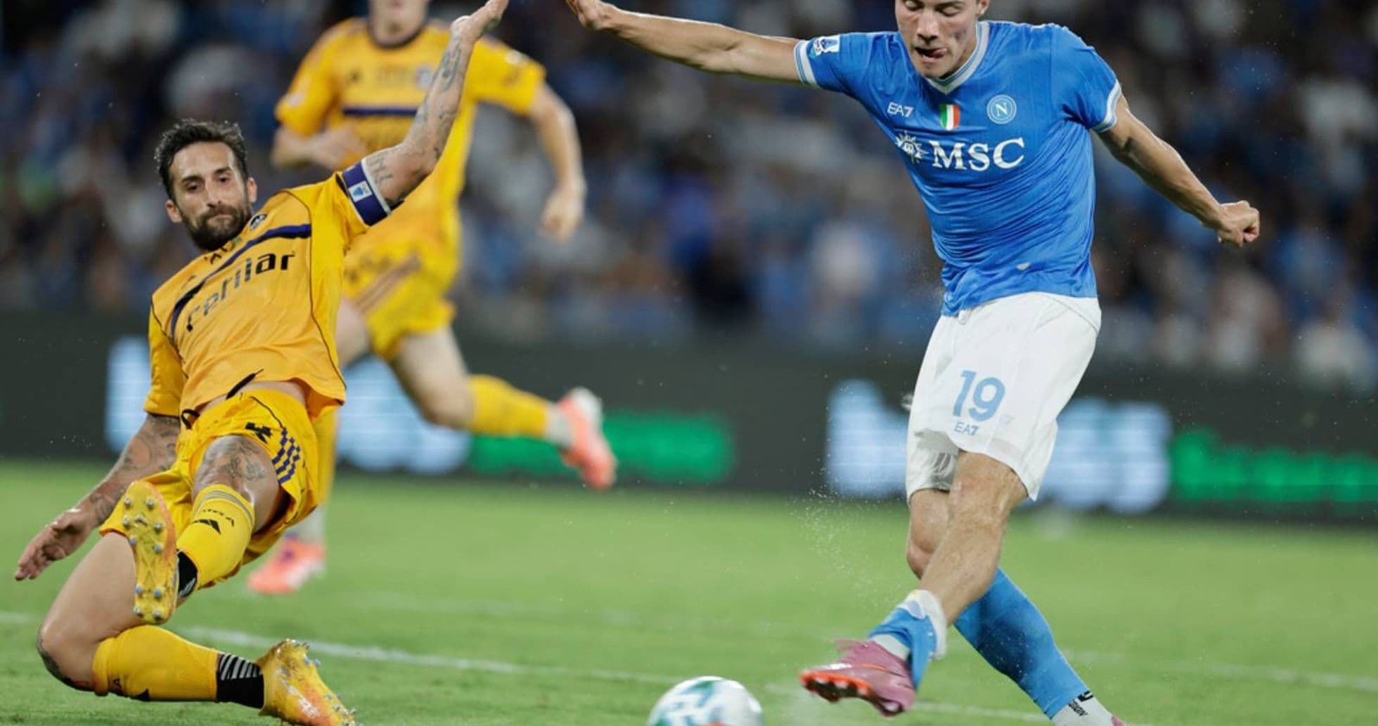 Jugador de Napoli driblando a defensor de Pisa