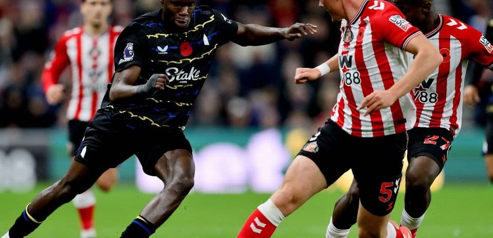 Jugadores de Everton y Sunderland disputando el balón