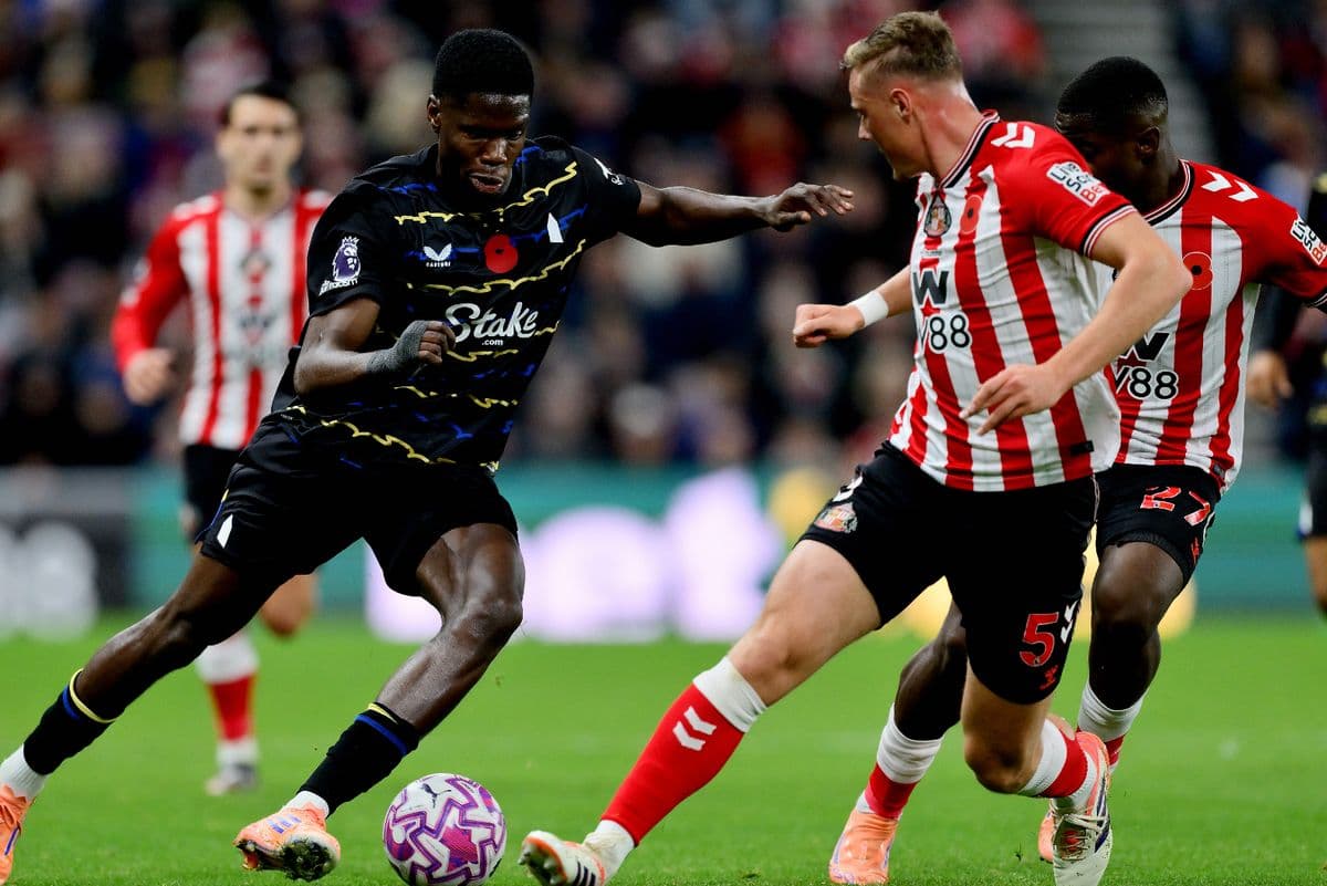 Jugadores de Everton y Sunderland disputando el balón