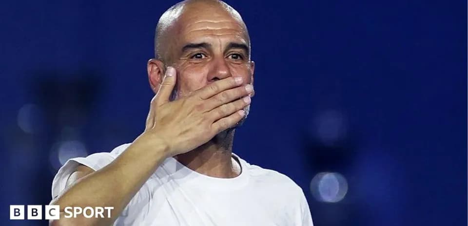 Entrenador saludando a la afición tras el partido