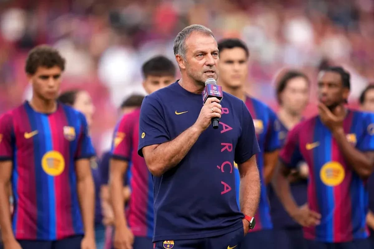 Entrenador hablando en evento con jugadores del Barça