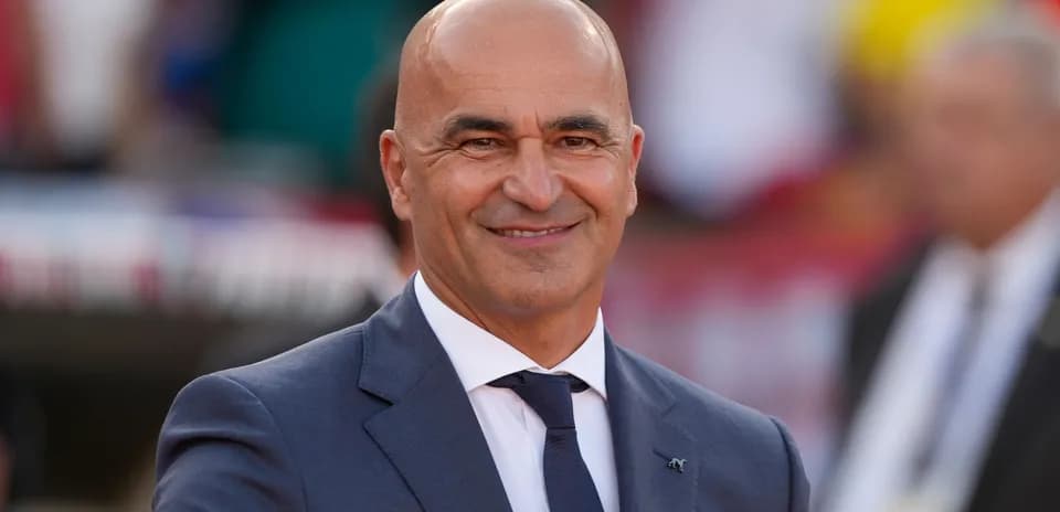 Entrenador sonriendo en el evento deportivo