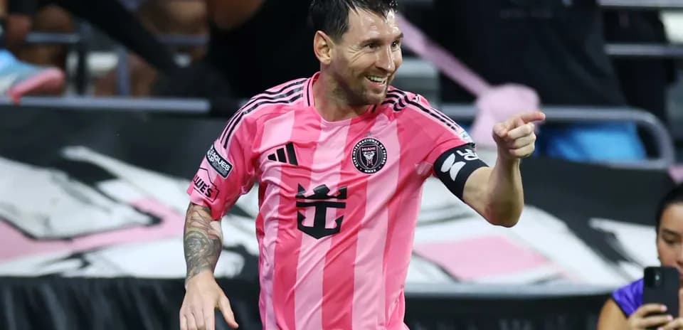 Jugador señalando mientras celebra un gol