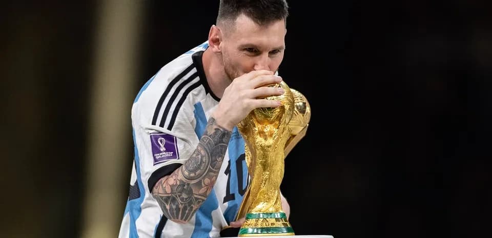 Jugador sosteniendo y besando el trofeo de la Copa Mundial