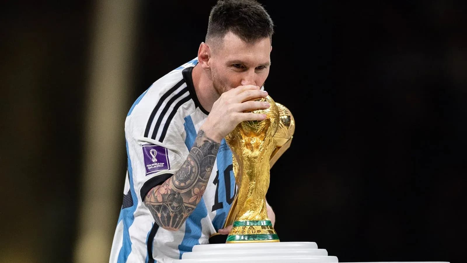 Jugador sosteniendo y besando el trofeo de la Copa Mundial