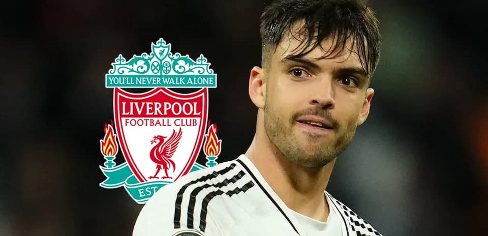 Jugador de fútbol con logo de Liverpool de fondo
