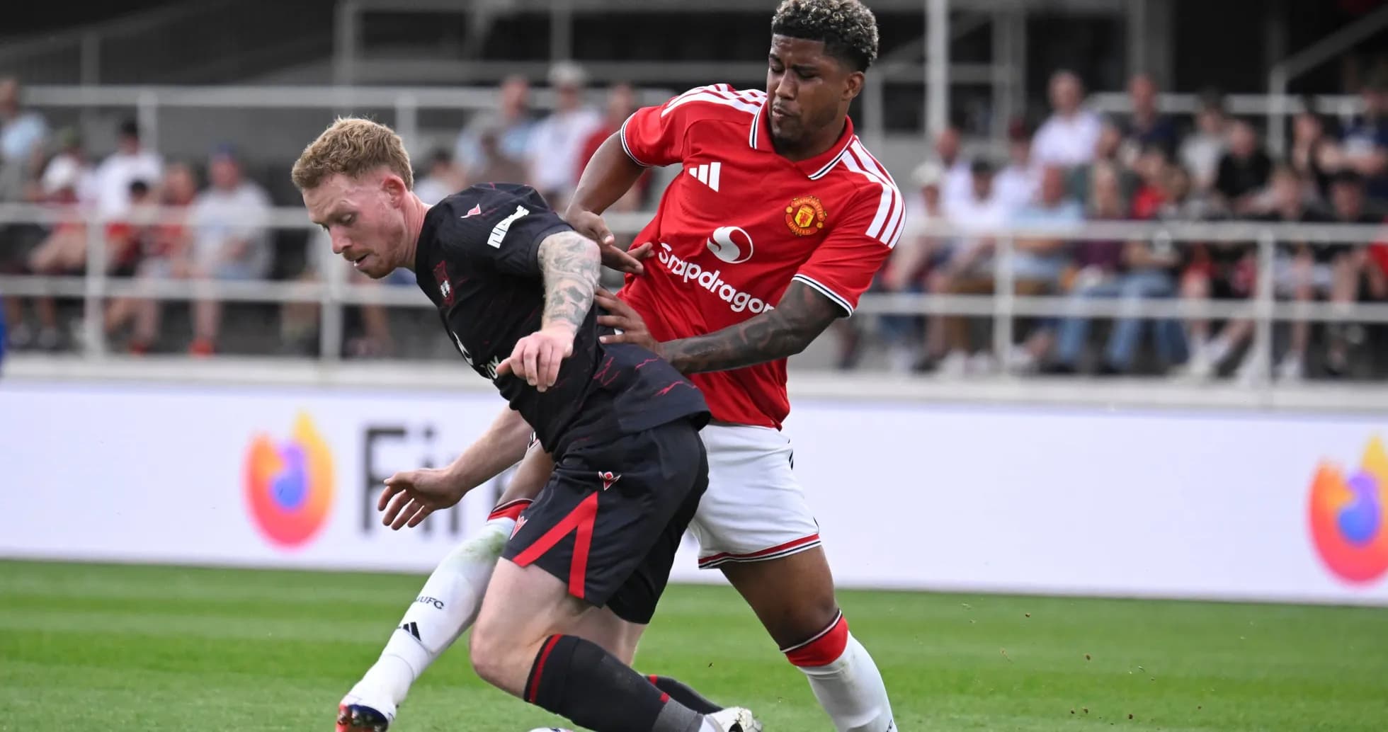 Jugador de Manchester United presionando a oponente