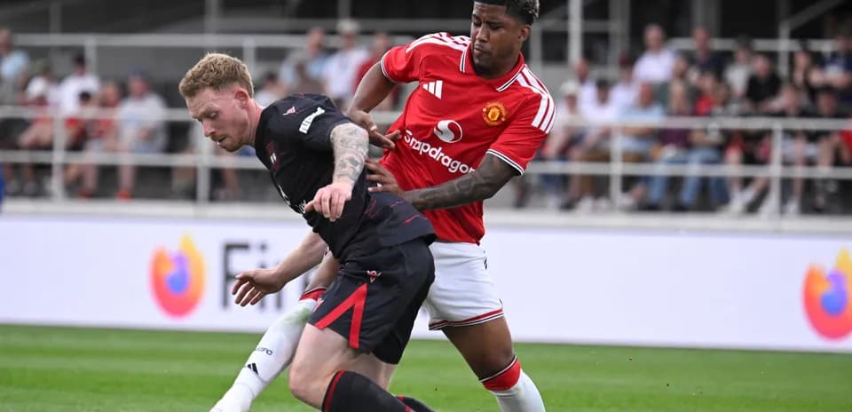 Jugador de Manchester United presionando a oponente