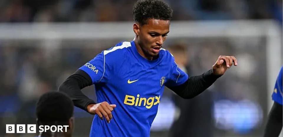 Jugador en calentamiento con uniforme azul en el campo