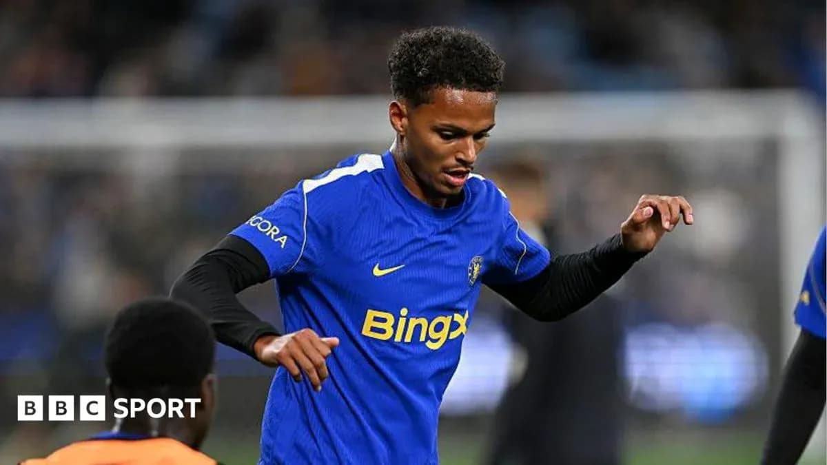 Jugador en calentamiento con uniforme azul en el campo