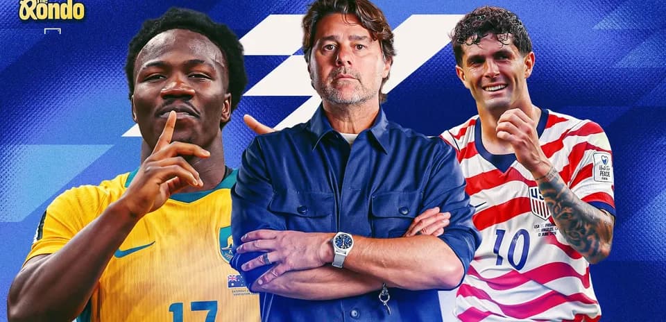 Tres futbolistas y un entrenador posando juntos