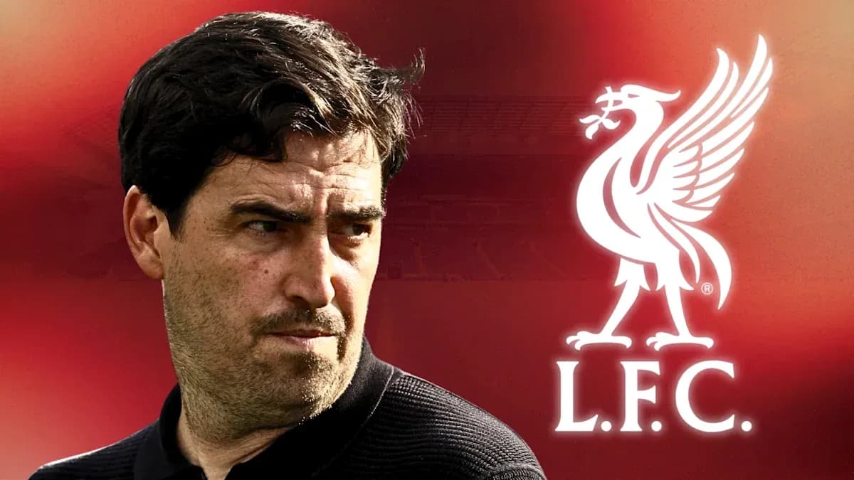 Entrenador de fútbol con logo de Liverpool detrás Entrenador de fútbol con logo de Liverpool detrás