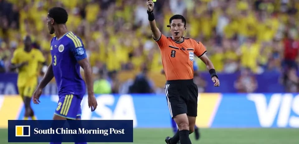 Árbitro mostrando tarjeta amarilla a jugador