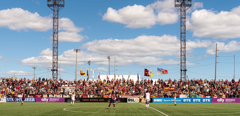 Aficionados en el partido Detroit City vs Lexington