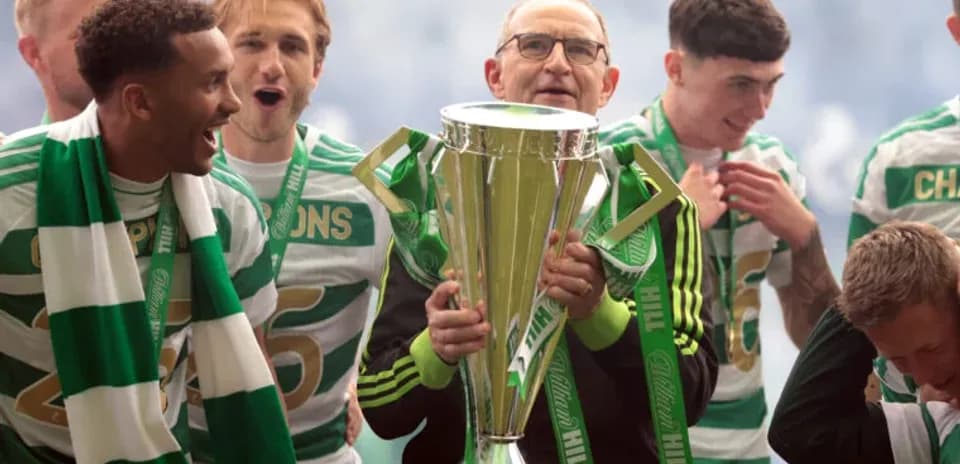 Jugadores de Celtic celebrando con el trofeo