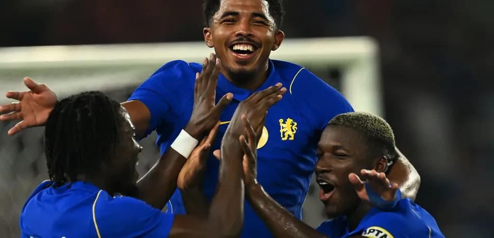 Jugadores del Chelsea celebrando un gol juntos
