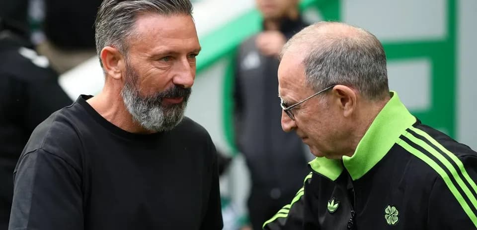 Entrenadores saludándose antes del partido