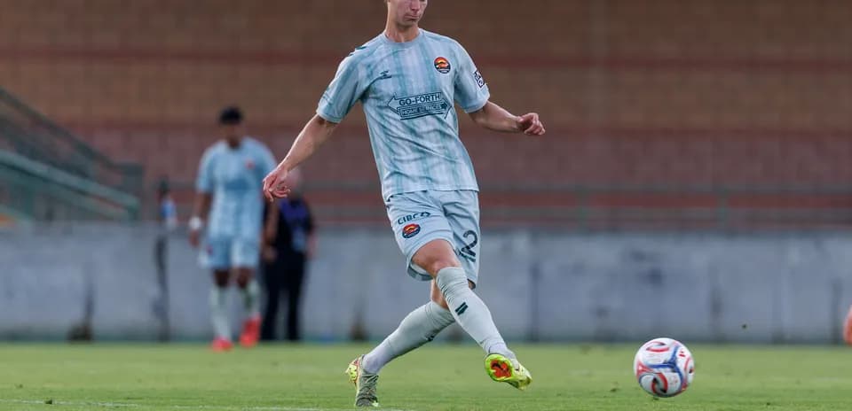 Jugador de Huntsville City pateando el balón