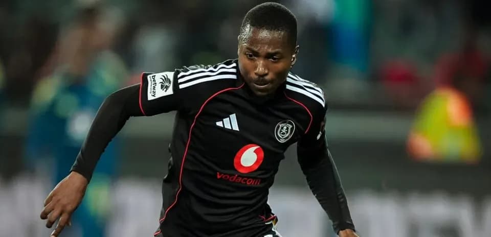 Jugador de Orlando Pirates corriendo con el balón