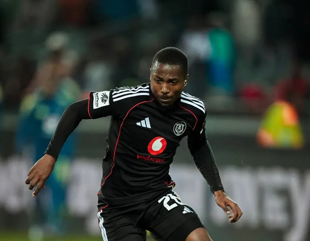 Jugador de Orlando Pirates corriendo con el balón