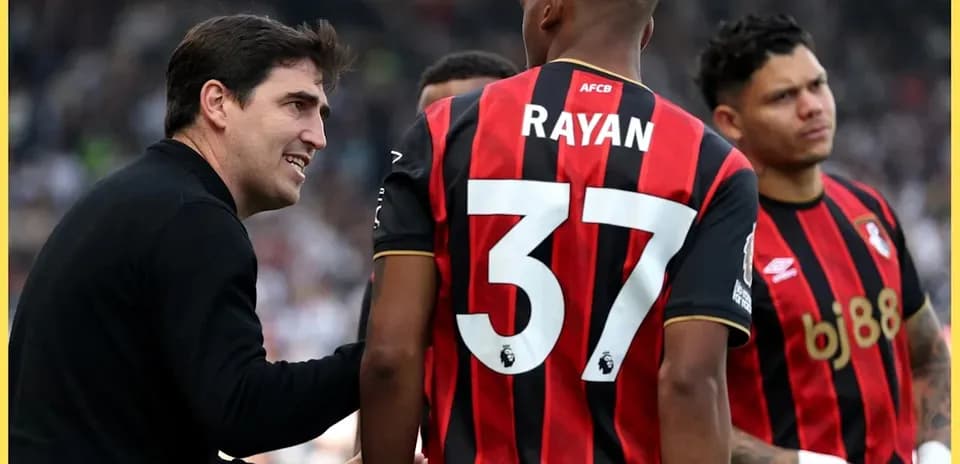 Entrenador hablando con jugadores del Bournemouth en el campo